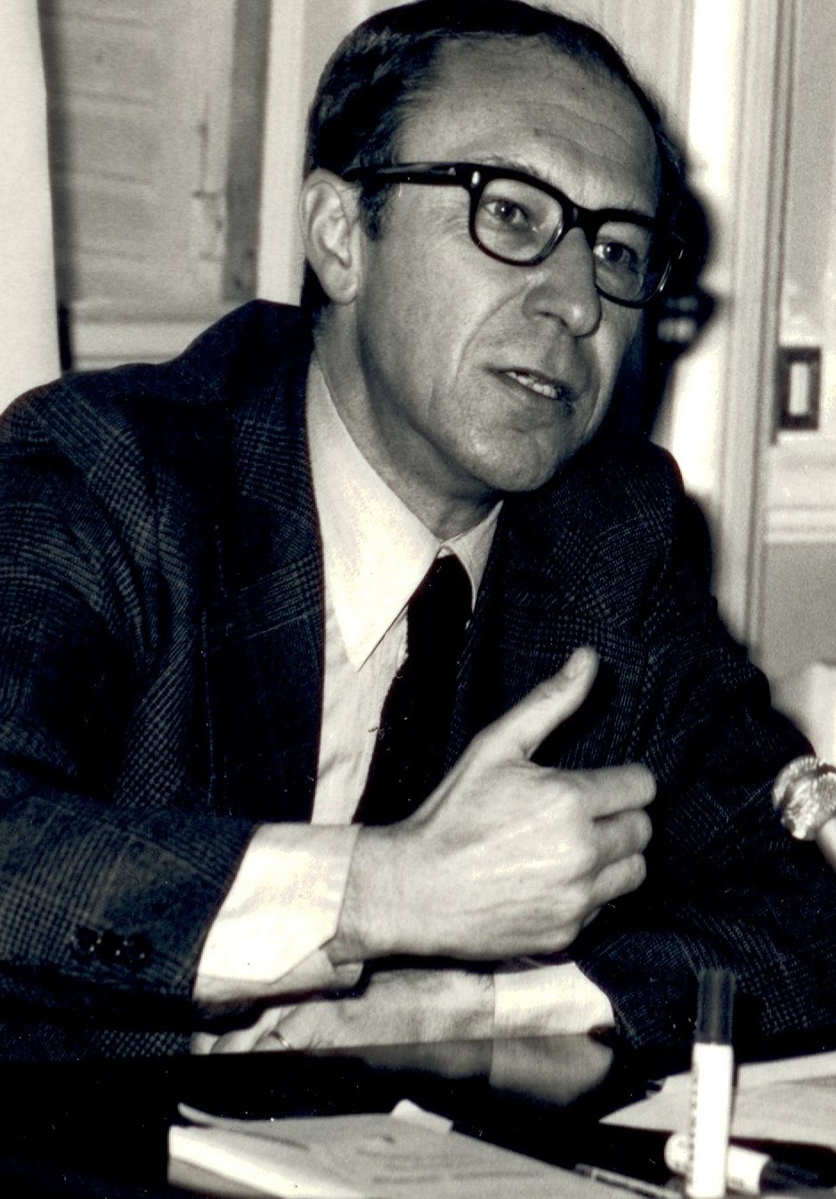 Jean-Louis Quermonne, professeur de science politique, est mort.